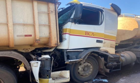 TRÂNSITO: Acidente envolvendo dois caminhões na rodovia Br 369 deixa três pessoas gravemente feridas.