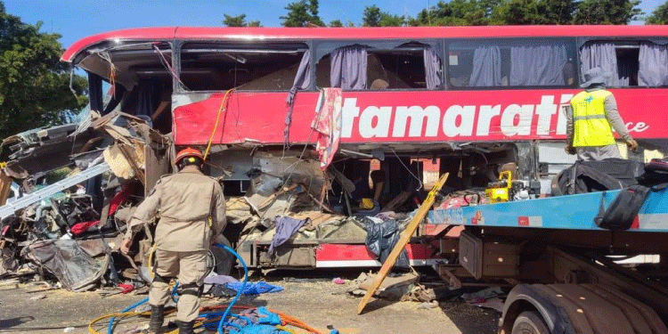 TRÂNSITO: Acidente grave entre ônibus e carreta deixa 11 mortos na BR-163 em MT.