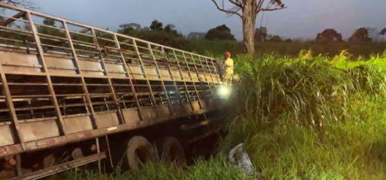 TRÂNSITO: Batida entre caminhões deixa duas vítimas feridas na BR 277, próximo ao posto de pedágio entre Catanduvas e Cascavel.