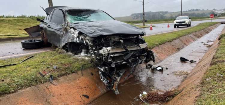 TRÂNSITO: BMW de Cascavel “voa” por cima de guard rail e pega fogo na BR-369, em Corbélia.