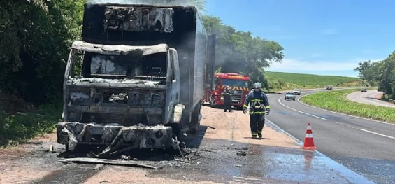 TRÂNSITO: Caminhão câmera fria pega fogo na BR-163; motorista sai ileso e salva apenas mochila com roupas.
