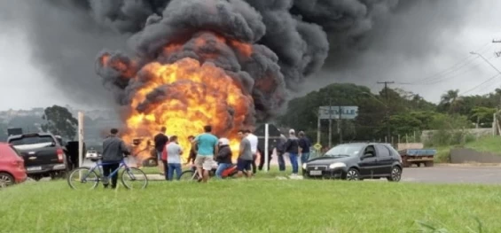 TRÂNSITO: Caminhão de pequeno porte pega fogo após forte colisão no Trevo da Portal em Cascavel.