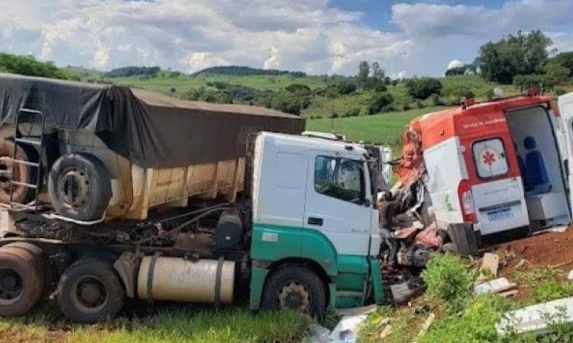 TRÂNSITO: Caminhão e ambulância do SAMU colidem na PR-170, no Paraná.