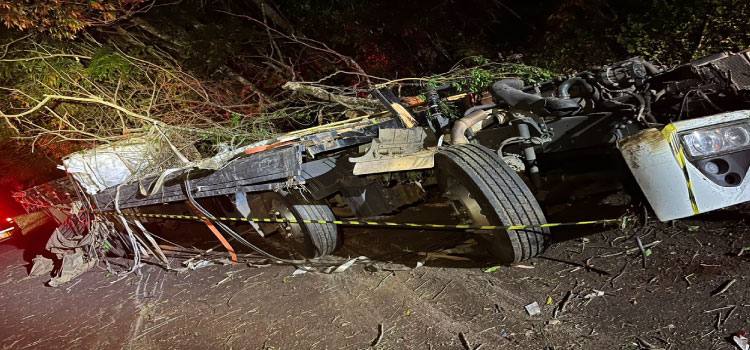 TRÂNSITO: Caminhão fica destruído e condutor fica gravemente ferido em acidente na PR-471 em Três Barras do Paraná.