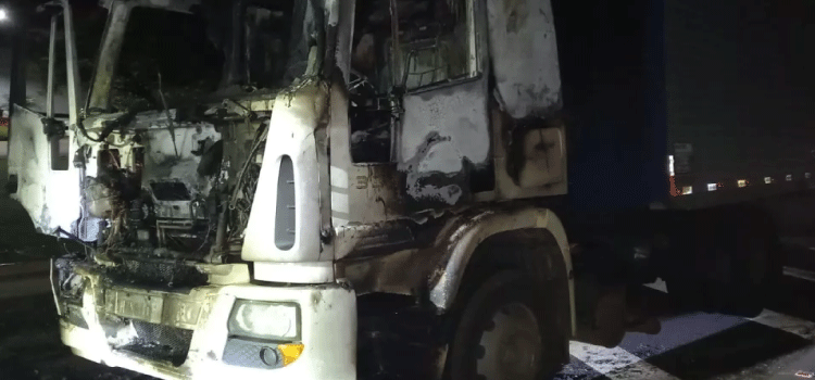TRÂNSITO: Caminhão pega fogo na BR 277 em Cantagalo.