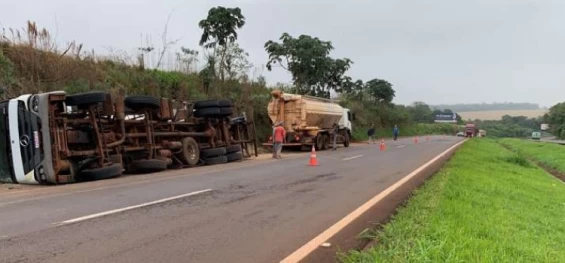 TRÂNSITO: Caminhão tomba na BR-163 em Cascavel.