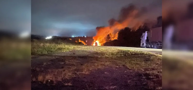 TRÂNSITO: Caminhão tomba, pega fogo e interdita a rodovia BR-376.