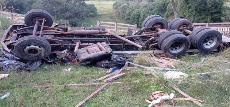 TRÂNSITO: Caminhão tomba próximo a ponte do Rio Piquiri entre Palmital e Marquinho, provocando a morte do condutor.
