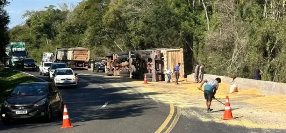 TRÂNSITO: Carreta tomba e carga é saqueada em acidente na BR 277 em Nova Laranjeiras.