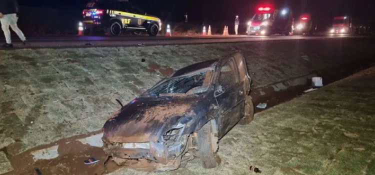 TRÂNSITO: Carro fica destruído após capotar na rodovia BR-163.