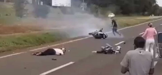 TRÂNSITO: Casal de motociclistas ficam em estado grave após forte colisão na BR-277.