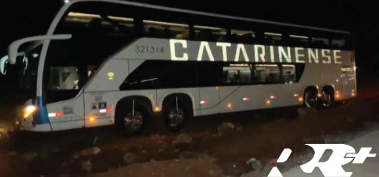 TRÂNSITO: Cascavel: Ônibus sofre saída de pista na BR-277 nas proximidades do Show Rural