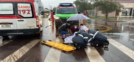 TRÂNSITO: Colisão entre caminhonete e motocicleta deixa jovem ferida em Cascavel.