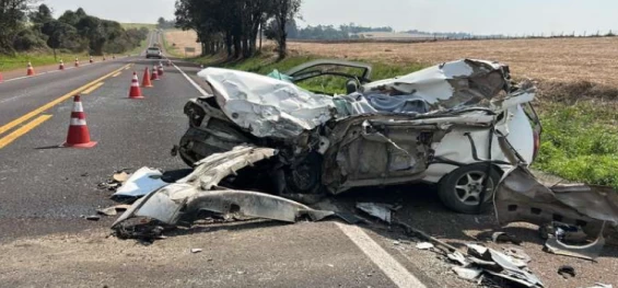 TRÂNSITO: Colisão entre carro e carreta no Km 564 da BR-277 deixa um morto.