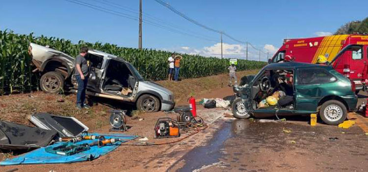TRÂNSITO: Duas mulheres morrem em batida frontal entre carro e caminhonete na PR-487 em Campo Mourão.
