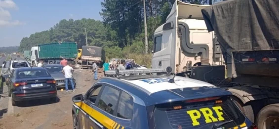 TRÂNSITO: Engavetamento com 10 veículos em Ponta Grossa.