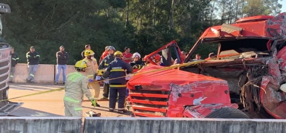 TRÂNSITO: Grave Acidente com Quatro Caminhões Interdita BR-163 em Cascavel.
