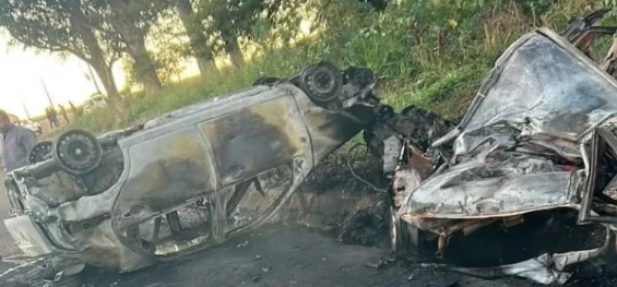 TRÂNSITO: Grave acidente na BR-369 resulta em incêndio de veículos e uma pessoa morta.