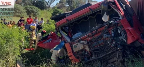 TRÂNSITO: Gravíssimo acidente entre dois caminhões na BR-369 resulta na morte de caminhoneiro em Cascavel.