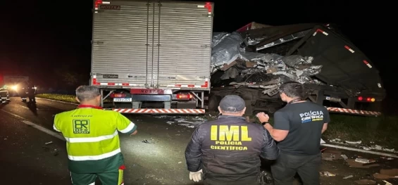 TRÂNSITO: Homem morre após Ser ejetado durante colisão traseira entre caminhões na Br-277 em Candói.