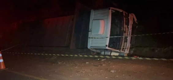 TRÂNSITO: Jovem de 20 anos morreu e duas vítimas ficam feridas após caminhão tombar na PR 574 em Corbélia, na noite de sexta-feira (1°).