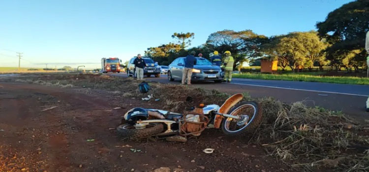 TRÂNSITO: Jovem fica desacordado após forte colisão entre carro e moto na BR-467 em Sede Alvorada.