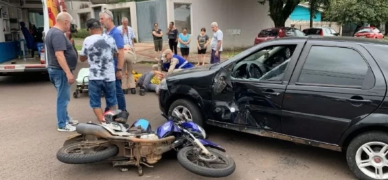 TRÂNSITO: Jovem fica ferido em acidente entre carro e moto no Parque São Paulo.