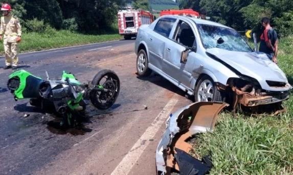 TRÂNSITO: Jovem morre e quatro pessoas ficam feridas em acidente entre três motocicletas e dois carros na PR-280.