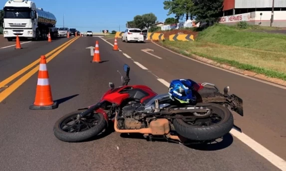 TRÂNSITO: Motociclista fica ferido em batida contra carro na BR 277 em Cascavel.