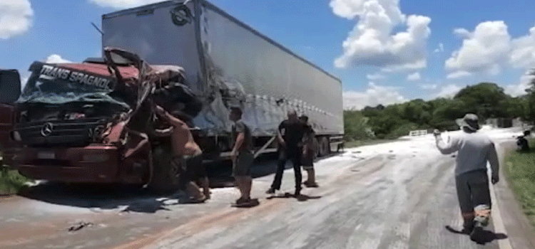 TRÂNSITO: Motorista fica preso às ferragens de caminhão em acidente no sudoeste do Paraná.