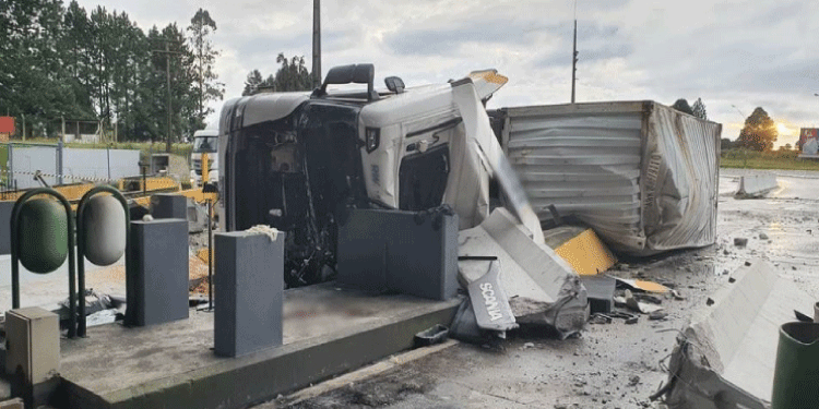TRÂNSITO: Motorista morre após bater caminhão em mureta de praça de pedágio desativada na BR-277.