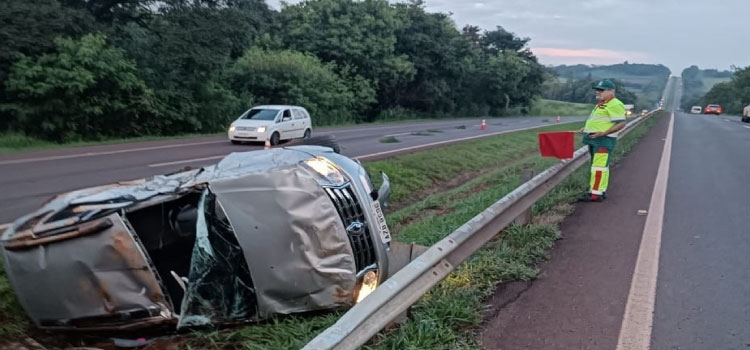 TRÂNSITO: Motorista perde o controle da direção e capota várias vezes na BR 277 em São Miguel do Iguaçu.