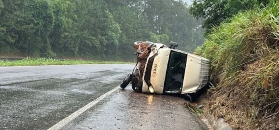 TRÂNSITO: Motorista sai ileso após tombamento de furgão em Cascavel.
