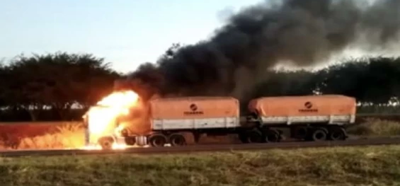TRÂNSITO: Motorista vai ao banheiro e escapa de incêndio que destrói seu caminhão na BR-467 em Toledo; veja.