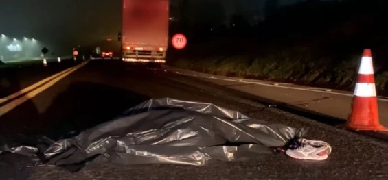 TRÂNSITO: Mulher de 49 anos morre ao ser atropelada por caminhão na BR 277, em Cascavel.