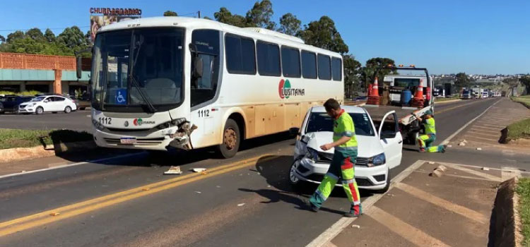 TRÂNSITO: Ônibus e carro se envolvem em colisão na BR-277.