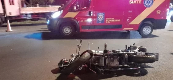 TRÂNSITO: Pai morre após bater contra a moto do filho, cair em rodovia e ser atropelado por caminhão, em Ponta Grossa.