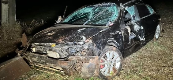 TRÂNSITO: Pedriscos na pista provoca capotamento de veículo no Km 538, da BR 277 em Ibema.