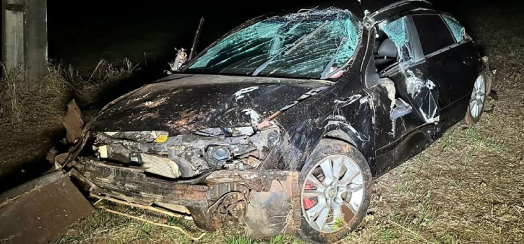 TRÂNSITO: Pedriscos na pista provoca capotamento de veículo no Km 538, da BR 277 em Ibema.