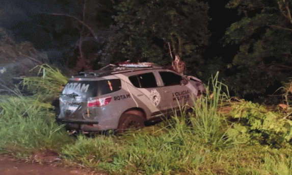 TRÂNSITO: Policial morre e dois ficam em estado grave após viatura capotar no Paraná.