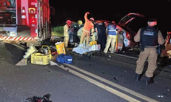 TRÂNSITO: Veículo em fuga causa grave acidente na BR-277 entre Santa Teresa do Oeste e Céu Azul; A colisão resultou em duas mortes.