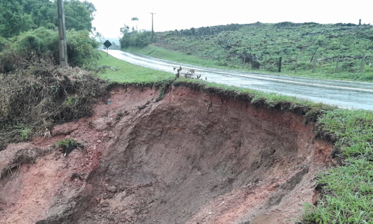 Três bloqueios totais: DER/PR divulga condições de rodovias estaduais após as chuvas