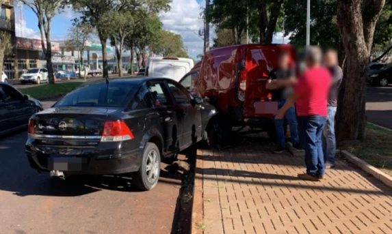 Três carros batem na Avenida Assunção em Cascavel.