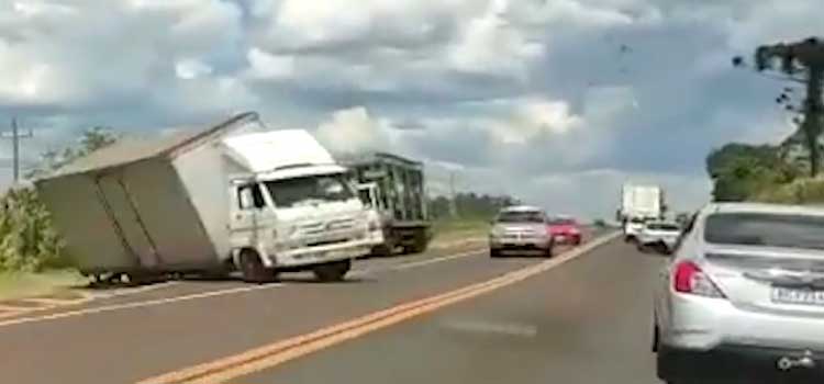 TRÂNSITO: 'Balança mas não cai'; condutor flagra momento em que caminhão quase tomba na BR-277