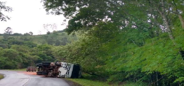 TRÂNSITO: Caminhão carregado com tijolos tomba na PR-471 trecho entre Catanduvas à Três Barras do Paraná