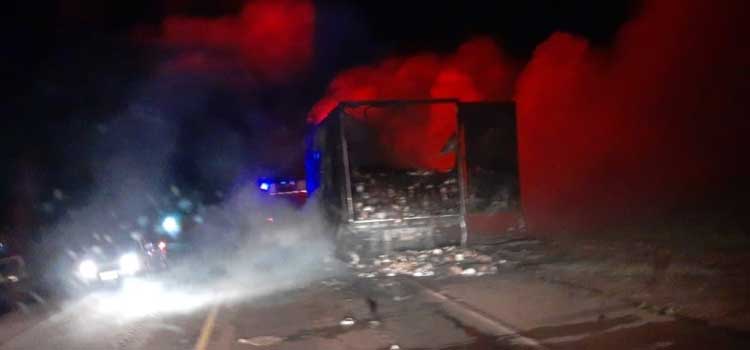 TRÂNSITO: Carreta fica destruída por incêndio entre Toledo e Assis Chateaubriand