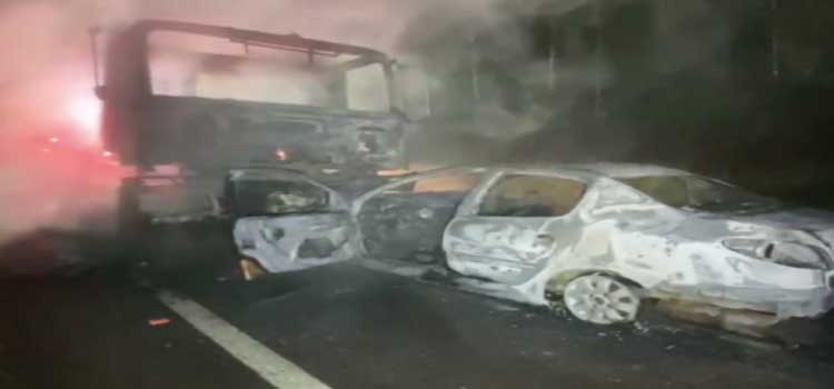 TRÂNSITO: Carro e caminhão ficam destruídos pelo fogo após colisão na PR-180 em Cascavel