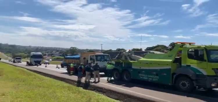 TRÂNSITO: Colisão traseira entre dois caminhões é registrada na BR-277, em Cascavel