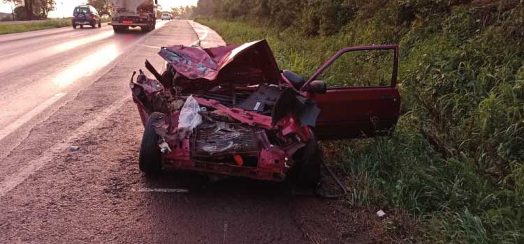 TRÂNSITO: Grave acidente na BR 467 deixa vitima presa as ferragens do veículo.
