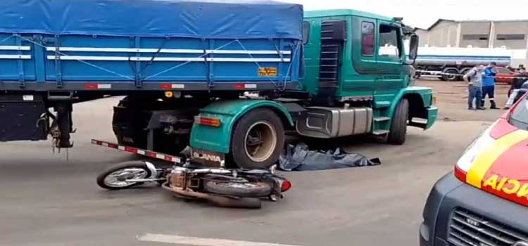 TRÂNSITO: Gravíssimo acidente entre carreta e moto deixa um morto na marginal da BR-277